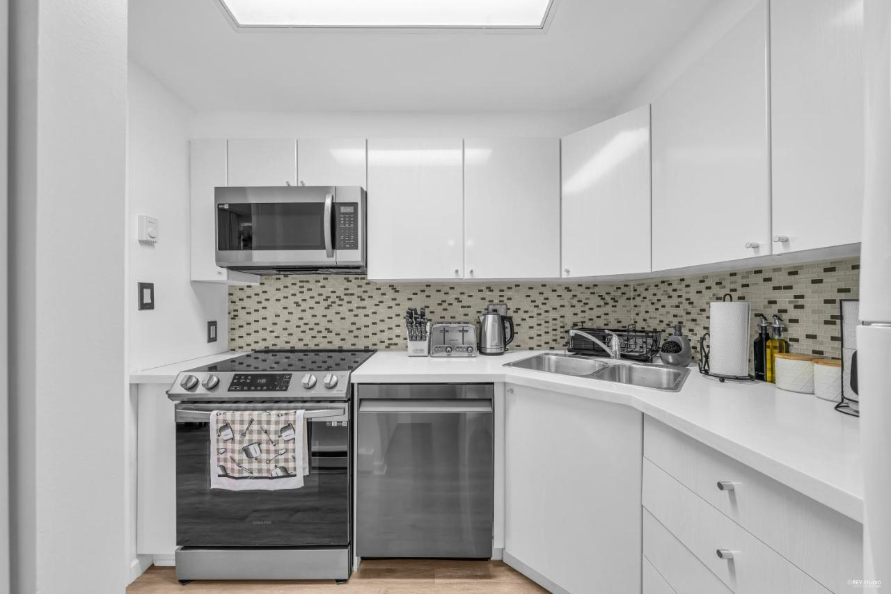 1-Br Condo In Downtown Coal Harbour With Parking And City Views Ванкувер Экстерьер фото