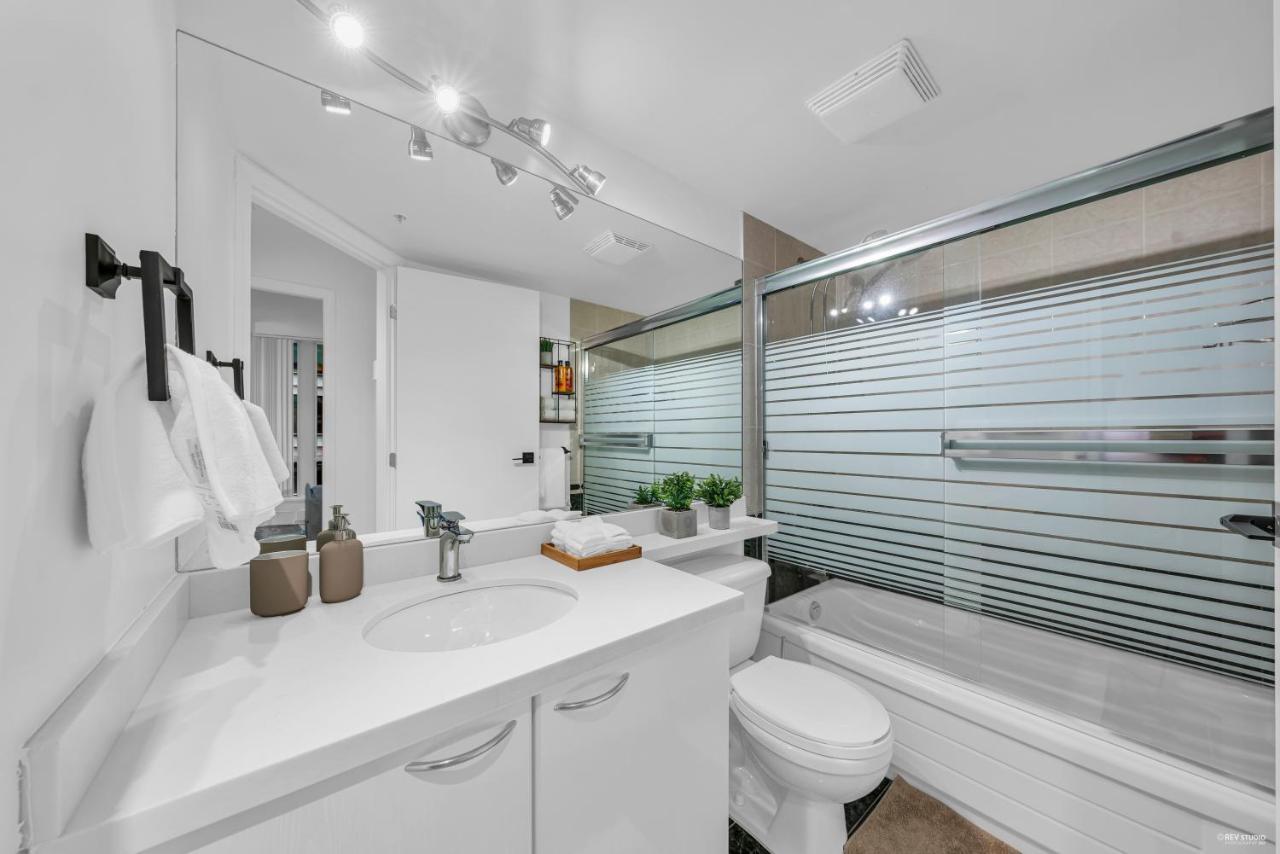 1-Br Condo In Downtown Coal Harbour With Parking And City Views Ванкувер Экстерьер фото